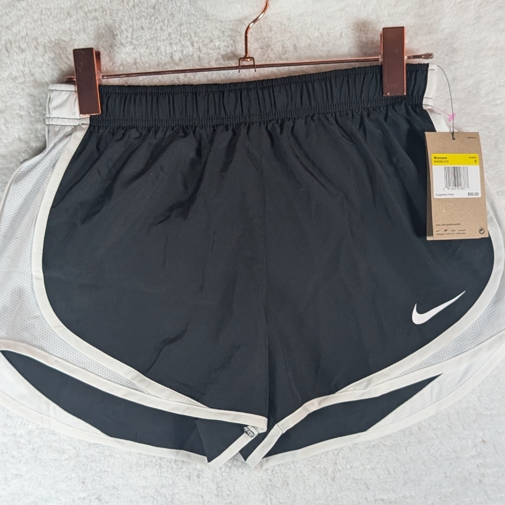 189-Nwt Nike Black and White Athletic Shorts